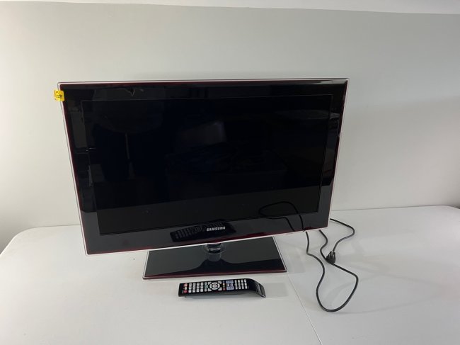 SAMSUNG 32 INCH HDTV (1 of 2)