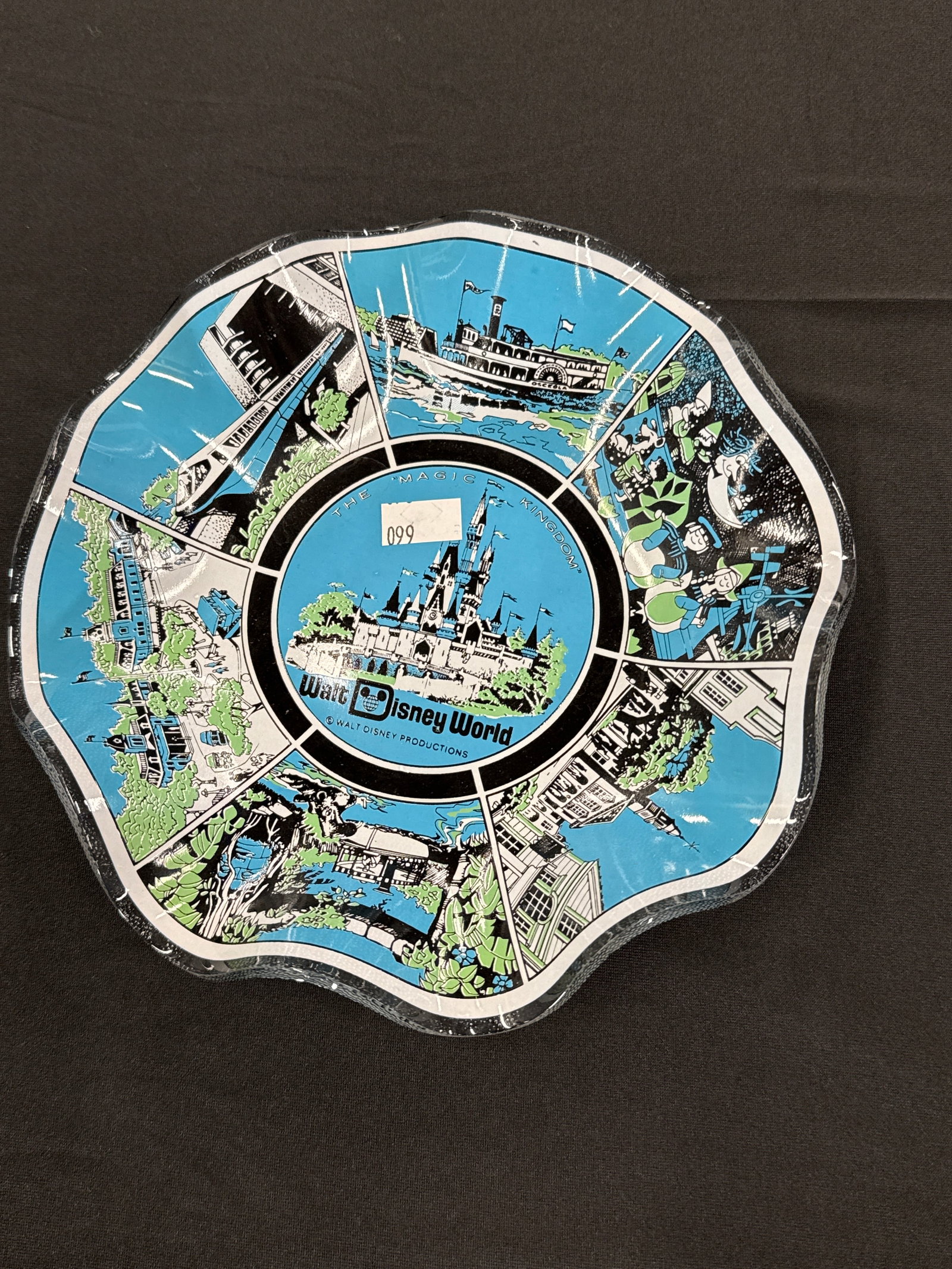 VINTAGE 1970S WALT DISNEY ASHTRAY: Vintage 1970s 7 inch Disney Ashtray.
