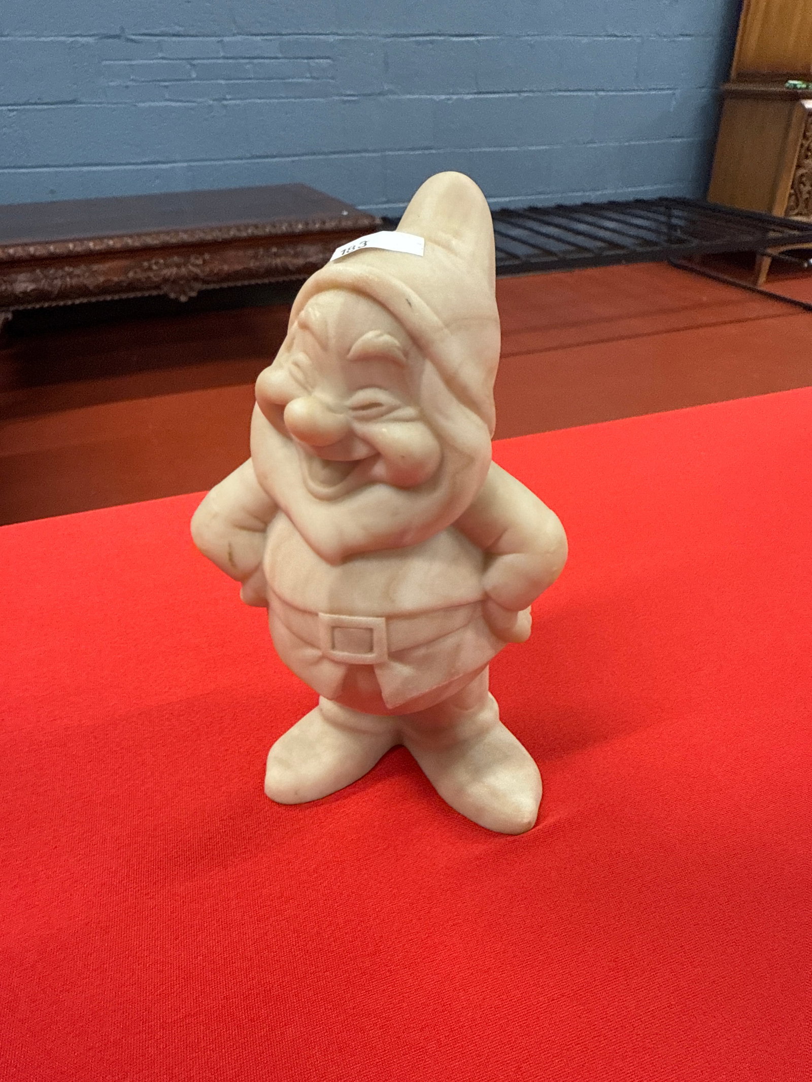 VTG WALT DISNEY COMPANY SNOW WHITE AND THE 7 DWARFS HAPPY CAMEONYX 4 INCH FIGURINE: Vintage Walt Disney Company Snow White and Seven Dwarfs Happy Cameonyx 4 inch Figurine.