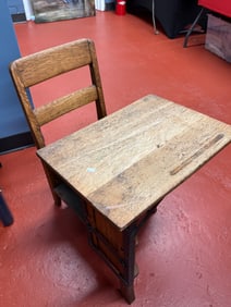 SMALL CHILDRENS DESK