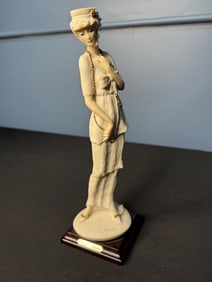 Giuseppe Armani 1987 "LADY WITH CHAIN" Porcelain Figurine Florence Italy