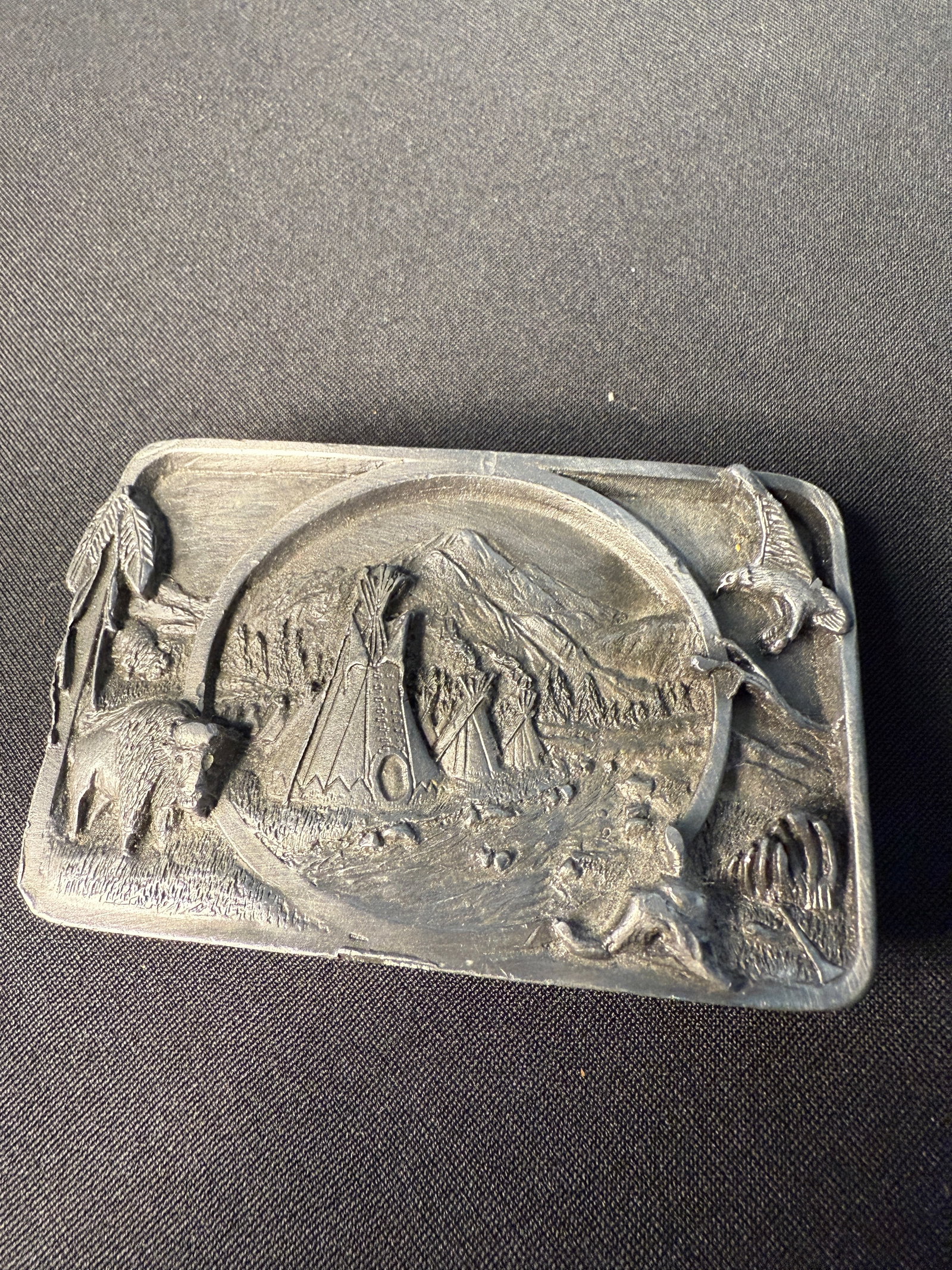 1983 COMMEMORATIVE BELT BUCKLE FEATURING NATIVE AMERICANS.: Great condition and a collectors item.