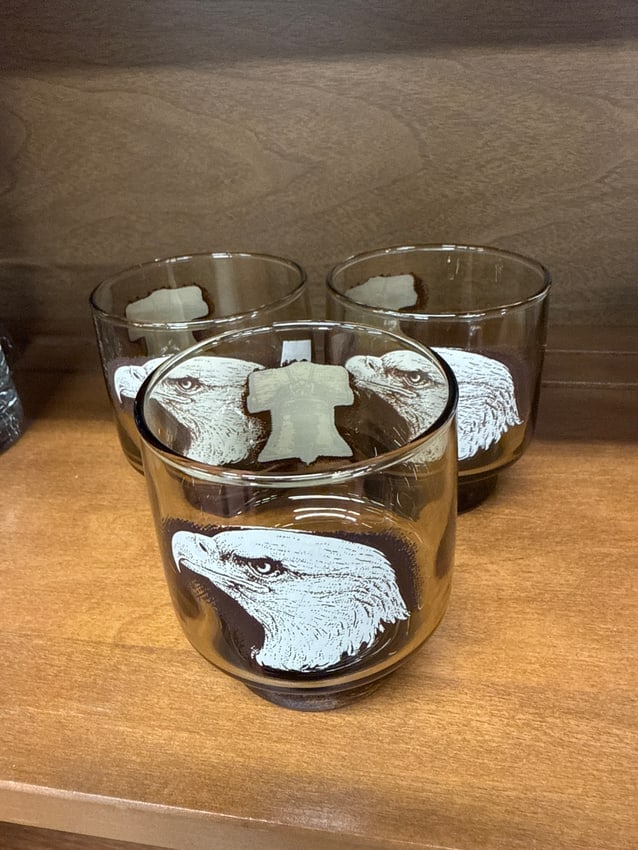 3 X VINTAGE SMOKED GLASS EAGLE X LIBERTY BELL GLASSES (1 of 3)