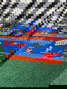 1997 Terry Labonte Chevrolet Monte Carlo Kellogg's Frosted Flakes 1:18 Revell: 1997 Terry Labonte Chevrolet Monte Carlo Kelloggs Frosted Flakes 1:18 Revell.Excellent pre-owned condition. Displayed in glass case out of sunlight. Box has some shelf wear.
