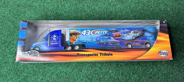 2001 Hot Wheels Racing Richard Petty Transporter Tribute Nascar Semi.