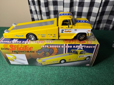 1:18 ACME - 1970 Dodge D-300 Ramp Truck - The Snake