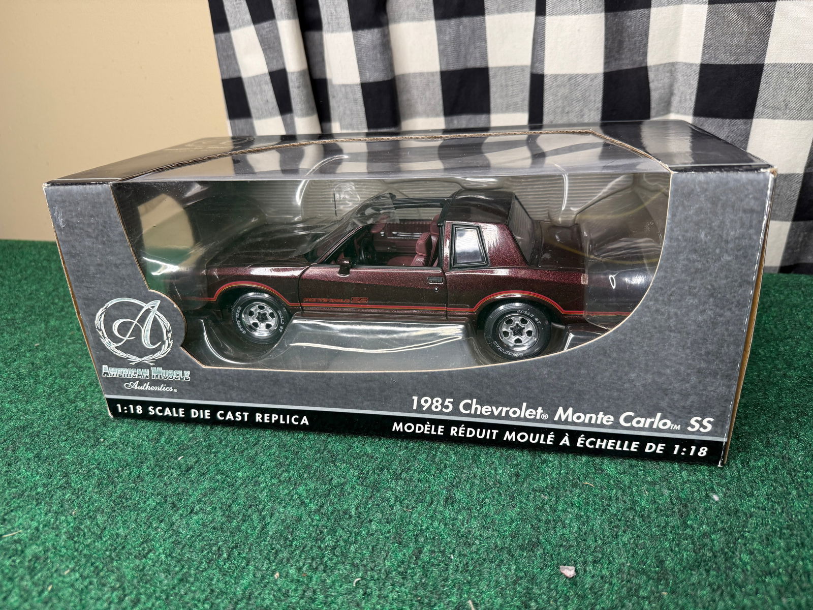 1:18 RC2 Ertl Authentics American Muscle 1985 Chevrolet Monte Carlo SS (1 of 4)