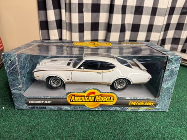 1/18 Ertl American Muscle 1969 Hurst Oldsmobile 455 White & Gold with Box