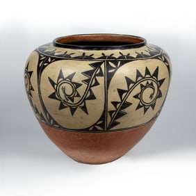 Santo Domingo Storage Jar, c. 1920