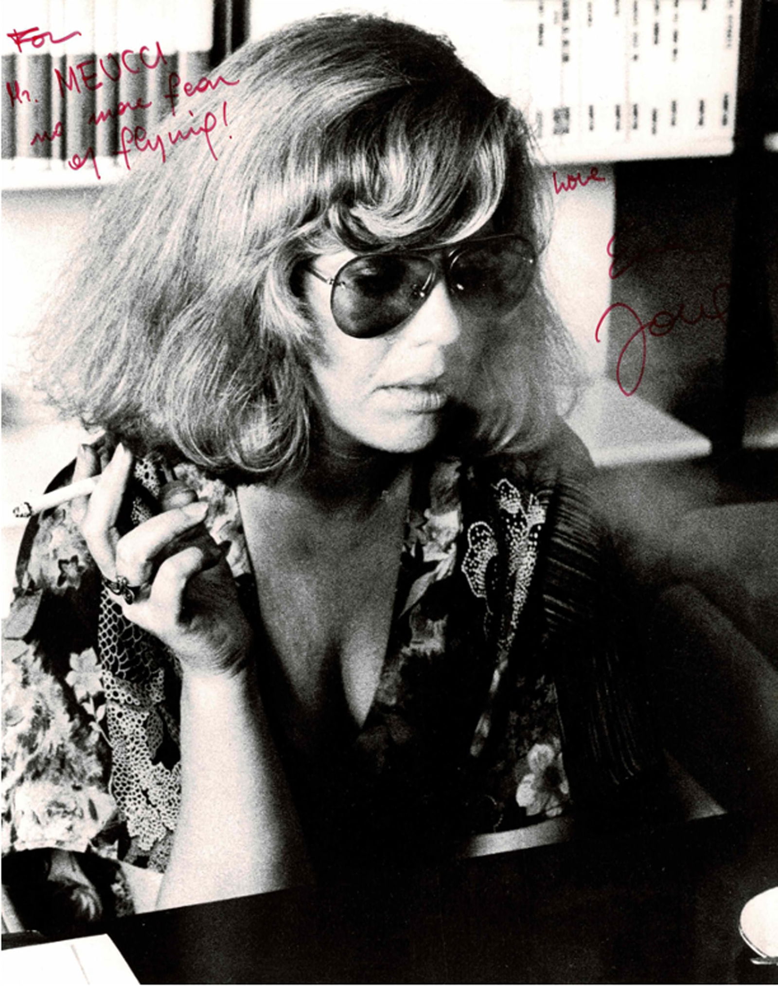 CONTEMPORARY ANGLO-AMERICAN LITERATURE - Erica Jong (New York 1942) Photograph by Fred W. McDarrah -: Erica Jong (New York 1942) Photograph by Fred W. McDarrahBeautiful vintage photographic portrait with autograph dedication signed by the American writer, author of the volume "Fear of Flying" (1973).