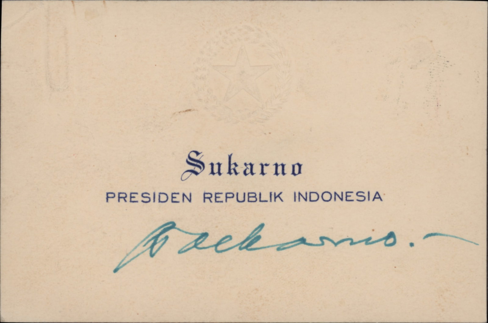 HISTORY - SUKARNO Sukarno 1901 - 1970 - Sukarno Autograph Signature: Autograph signature on visiting card. 12 x 7 cm. Signed memento from first President of Indonesia during revolutionary leadership.