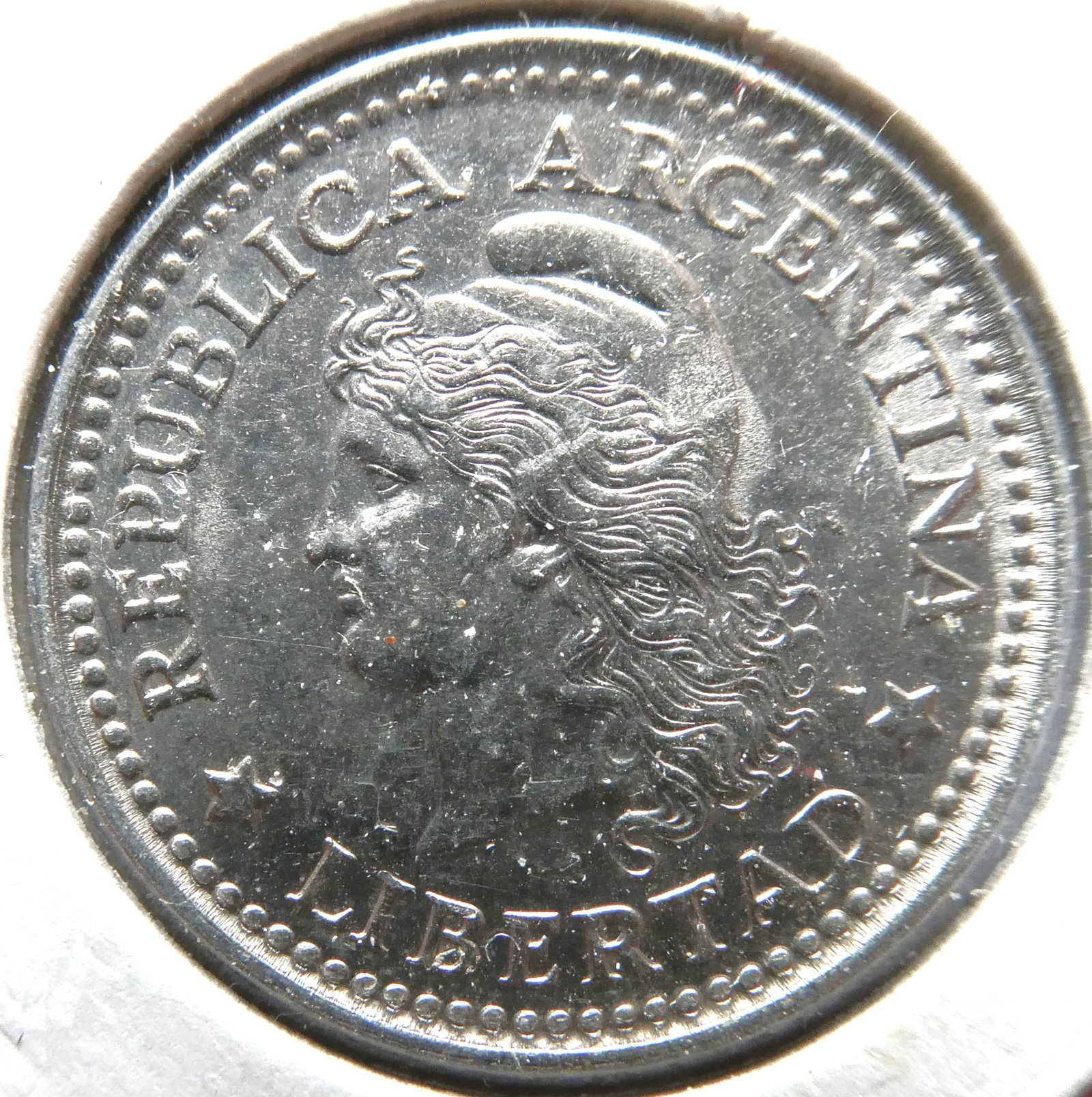 Argentina 10 centavos 1958: CountryArgentinaDenomination10 centavosYear1957-1959PeriodArgentine Peso (1881 - 1969)Coin typeCirculation coinsCompositionNickel plated SteelEdge typeSmoothShapeRoundAlignmentCoin (180Â°)Weight (gr