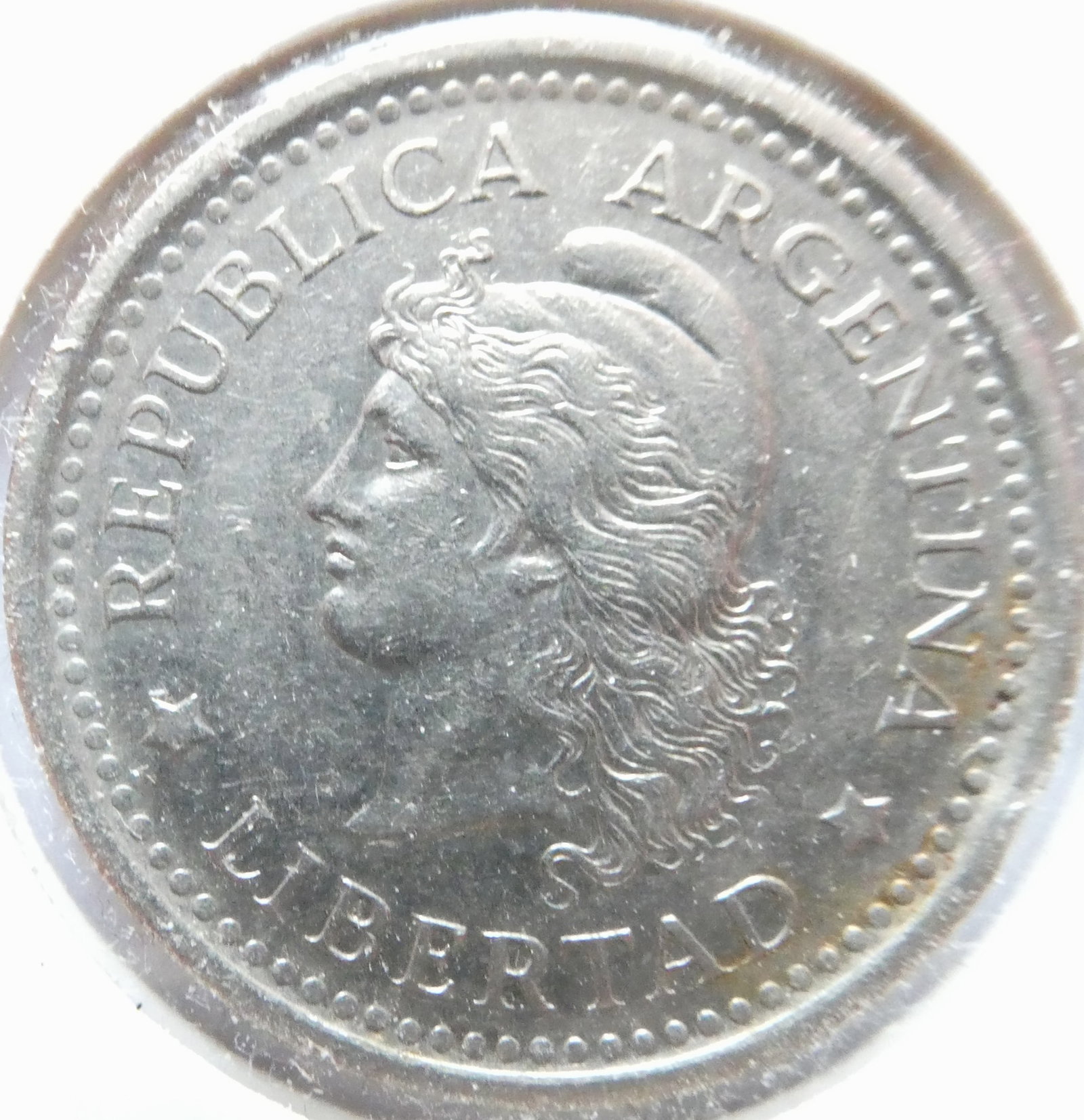 1959 Argentina 1 Peso coin: IssuerArgentina PeriodFederal Republic (1861-date)TypeStandard circulation coinYears1957-1962Value1 Peso (1 ARM)CurrencyPeso moneda nacional (1881-1969)CompositionNickel clad steelWeight6.5 gDiameter2
