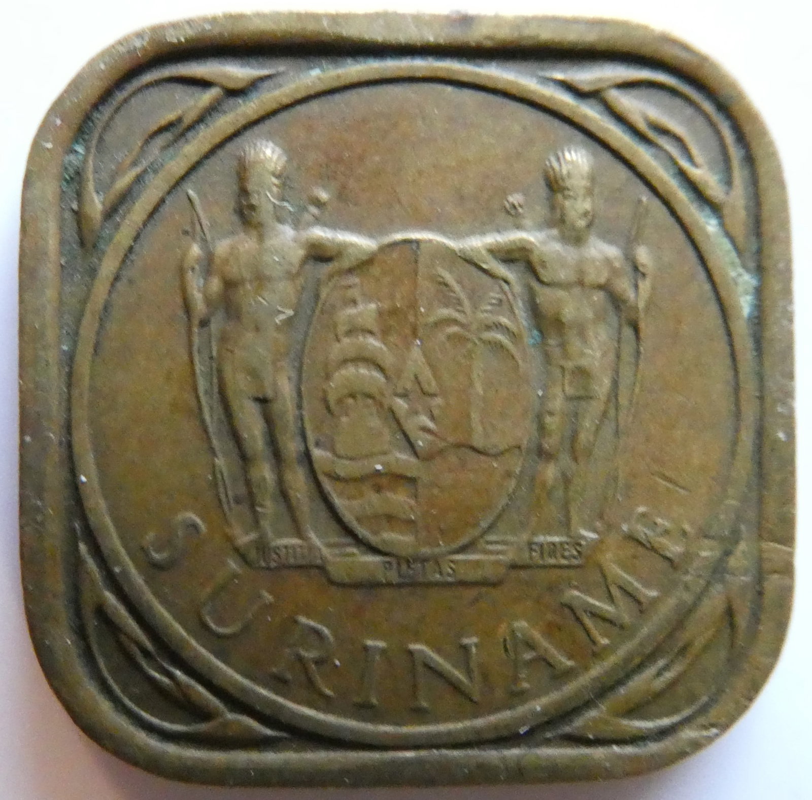 Suriname 5 cents 1962: CountrySurinameDenomination5 centsYear1962-1972PeriodRepublic of Suriname (1962 - 2003)Coin typeCirculation coinsCompositionNickel-BrassEdge typeSmoothShapeSquareAlignmentCoin (180Â°)Weight (gr)4Dia