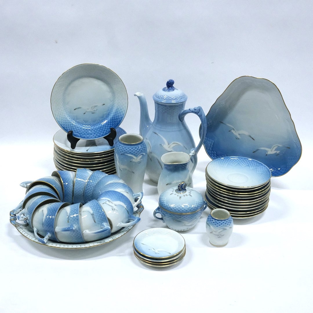 BING & GRONDAHL. COFFEE SERVICE. THE SEAGULL. 47 PARTS.: All parts 1st sorting.Twelve cups. No. 305. Height: approx. 6.5 cm. Gold edgeTwelve barrels. No. 305. Diameter: approx. 13.5 cm. Gold edgeTwelve plates. no. 616 Diameter: approx. 17.5 cm. Gold edgeSug