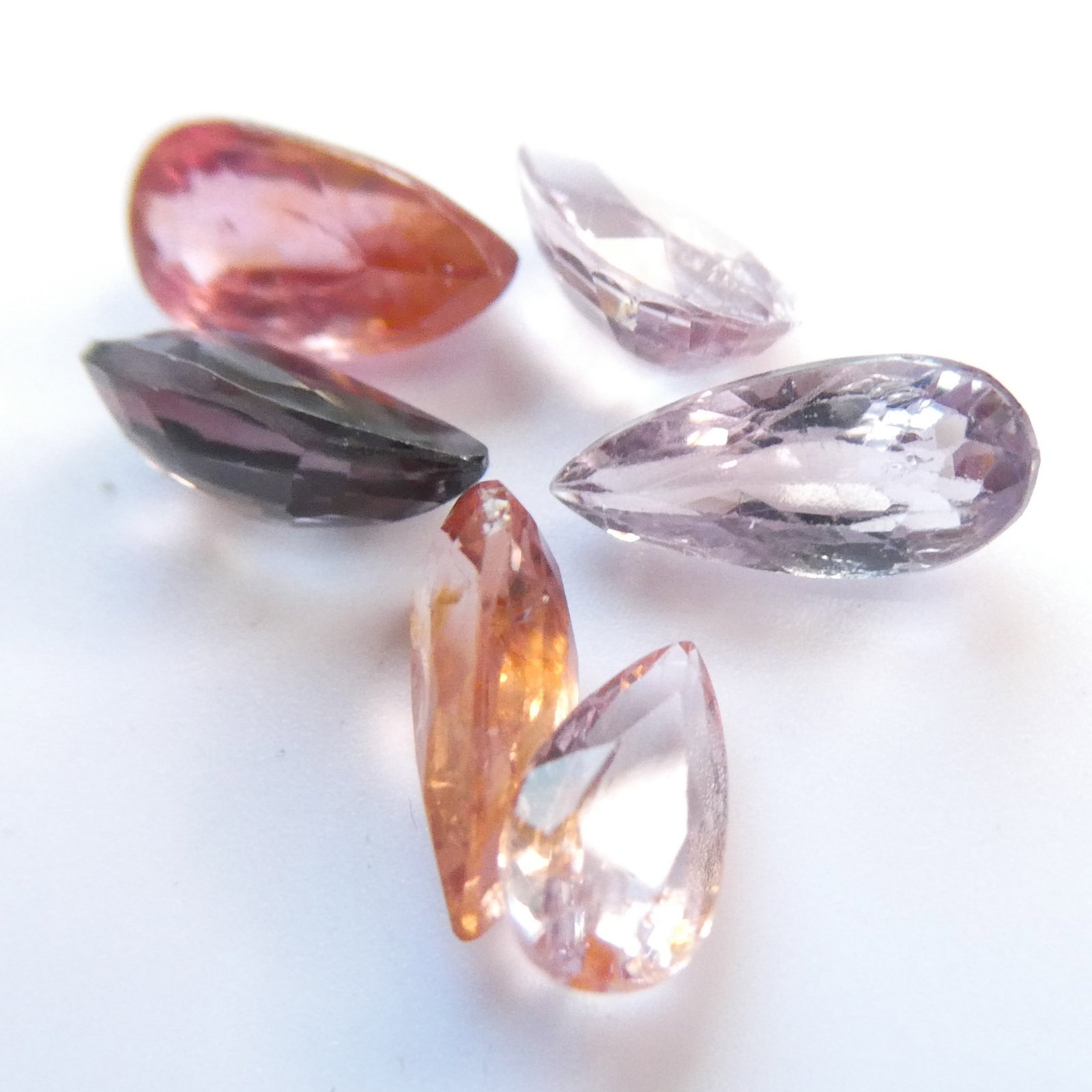 Beautiful Lot 6 pc of Spinel 4,80 ct Burma: Species: Natural spinelVariety: Pink SpinelShape & Cutting Style: Rectangular Pear, Mixed CutCarat Weight: 4.80 CaratColor: Mix Pink (Purplish) RedTransparency: TransparentTREATMENT: No indication of 