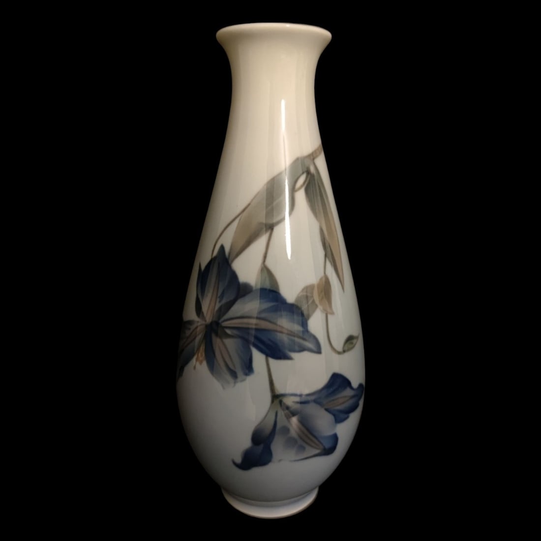 Very fine and beautiful vase from Royal Copenhagen: Very fine and beautiful vase from Royal Copenhagen Denmark.Without damage or problems.Height: 19 cmUpward diameter: 4 cmDown diameter: 4.5 cmCenter of vase diameter: 8 cm