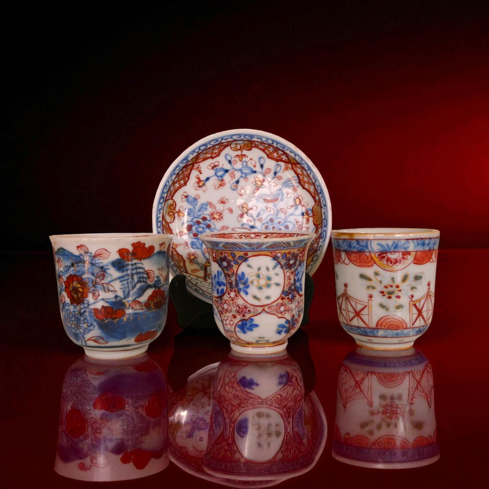 18th/19th Century Chinese Imari Porcelain Tea Cups with Saucer, Set of 4: A charming assembled set of four Chinese export porcelain tea cups, one with its original saucer, dating from the late 18th to early 19th century and executed in the classic Imari palette of underglaz