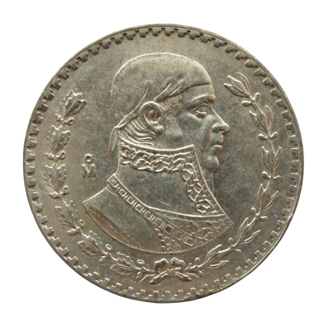 1967 Mexico 1 Peso, Jose Maria Morelos portrait, Silver alloy coin: This 1967 Mexican 1 Peso coin features the prominent bust of national hero Jos? Mar?a Morelos on the obverse, framed by a laurel wreath and the mintmark "Mo" for the Mexico City Mint. The reverse disp