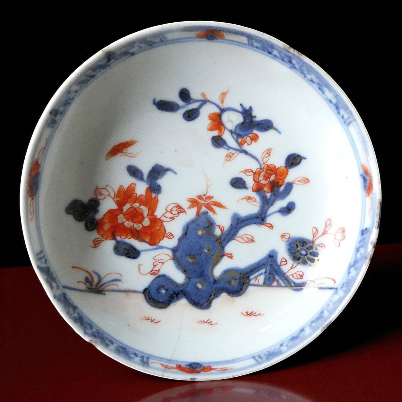 Early 18th Century Chinese Imari Porcelain Bowl, Kangxi Period: This finely painted porcelain bowl dates to the early 18th century during the Kangxi period (1662–1722) of the Qing dynasty and exemplifies the sought-after Chinese Imari style, characterized by und