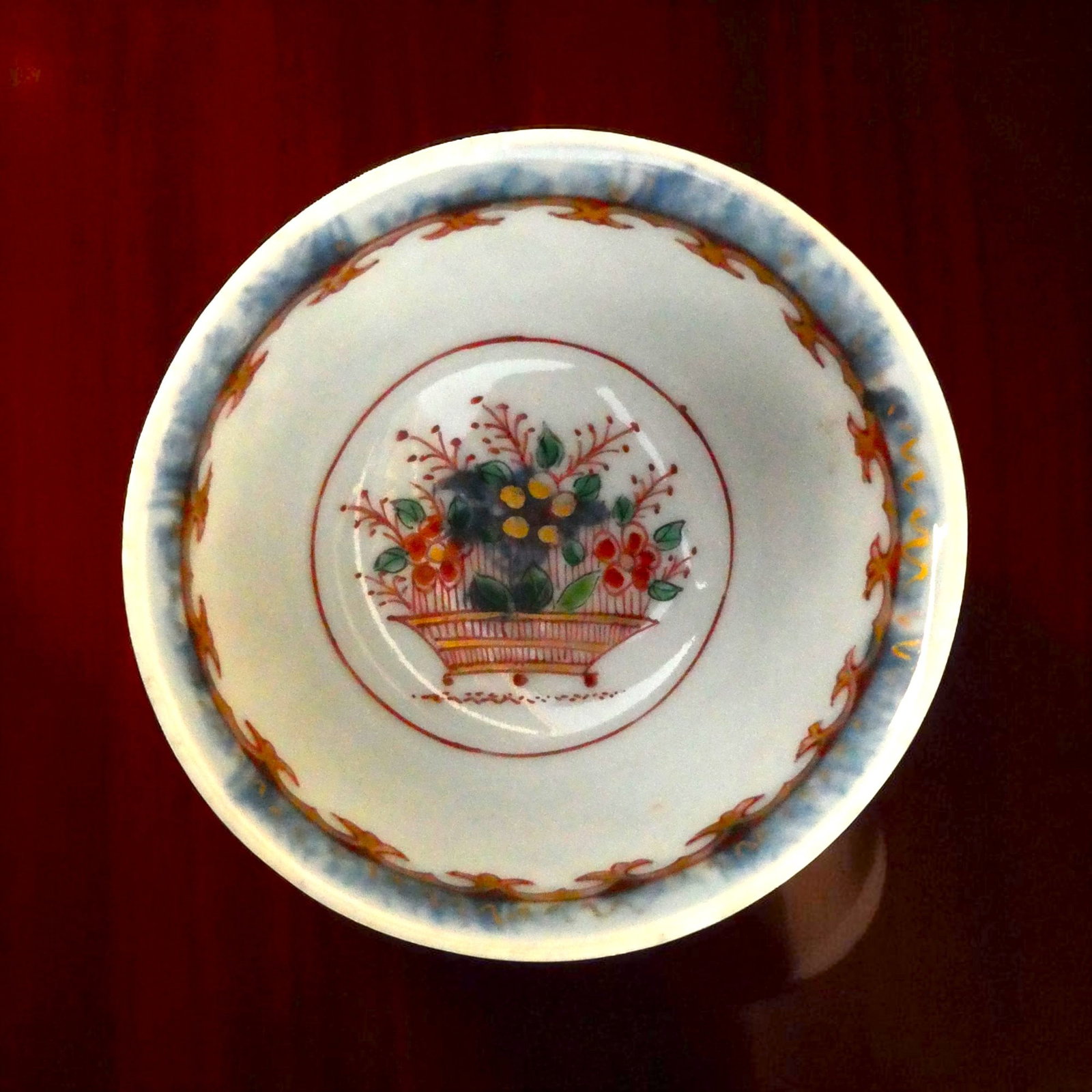 Fine Chinese Porcelain Bowl with Polychrome and Gilt Decoration: A delicately painted Chinese porcelain bowl, dating from the late Qing dynasty period (19th century), richly adorned in polychrome enamels and highlighted with gilt details. The exterior features cont