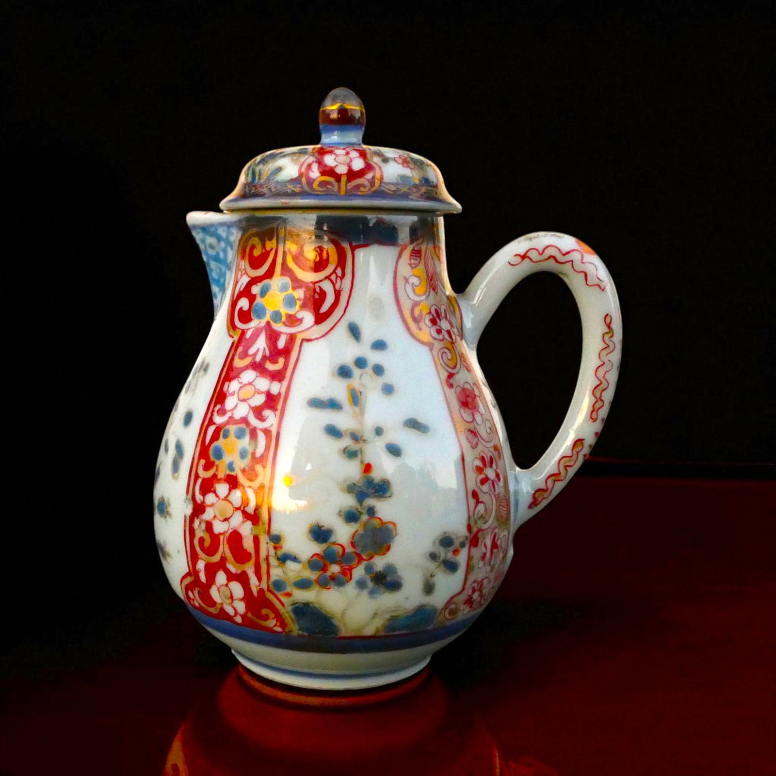 Japanese Imari Porcelain Covered Ewer Edo Period 18th Century: This Japanese Imari porcelain covered ewer dating to the late Edo period circa 1770 to 1800 represents a refined example of Arita kiln production at a time when export porcelain played a central role 