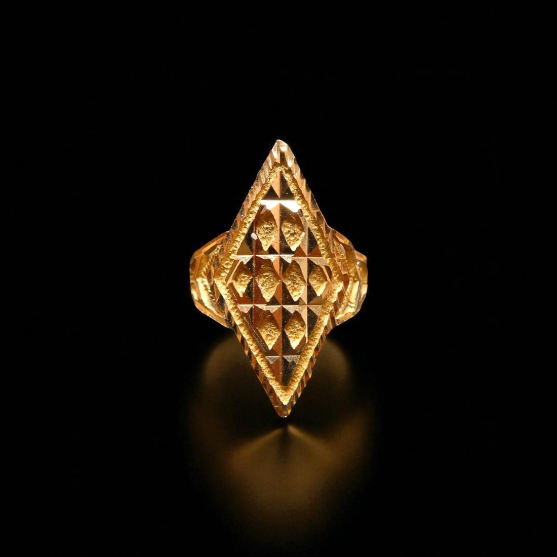 Middle Eastern 21ct gold ring with faceted diamond-shape top, ca 20th century (1 of 7)