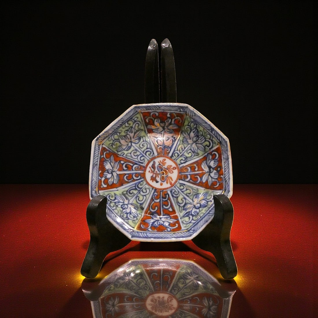 Japanese Imari Style Small Porcelain Dish 19th Century Signed: This charming small octagonal porcelain dish, measuring approximately 10 cm across and weighing 62 grams, is decorated in the traditional Imari palette combining iron red, cobalt blue and soft green e