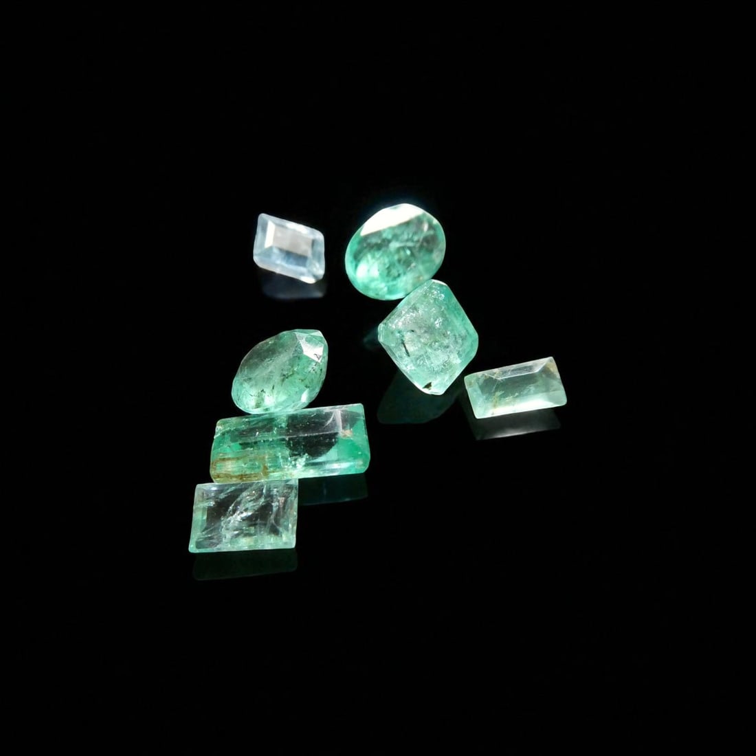 4.15 ct Lot of Afghan Panjshir Emeralds, Mixed Cuts, Natural Color (1 of 5)