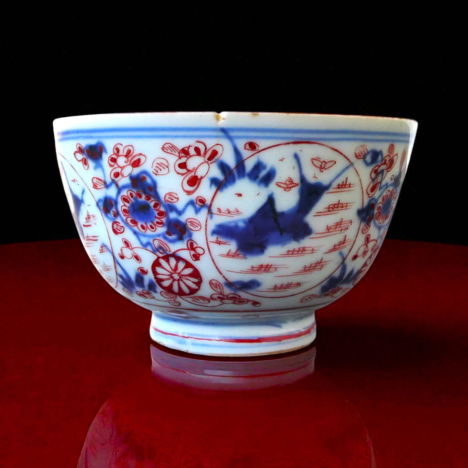 Fine 18th Century Chinese Imari Porcelain Bowl with Floral Motifs: This elegant Chinese Imari porcelain bowl, dating to the 18th century during the Qing dynasty, displays the refined artistry of the period through its harmonious blend of cobalt blue underglaze and ov