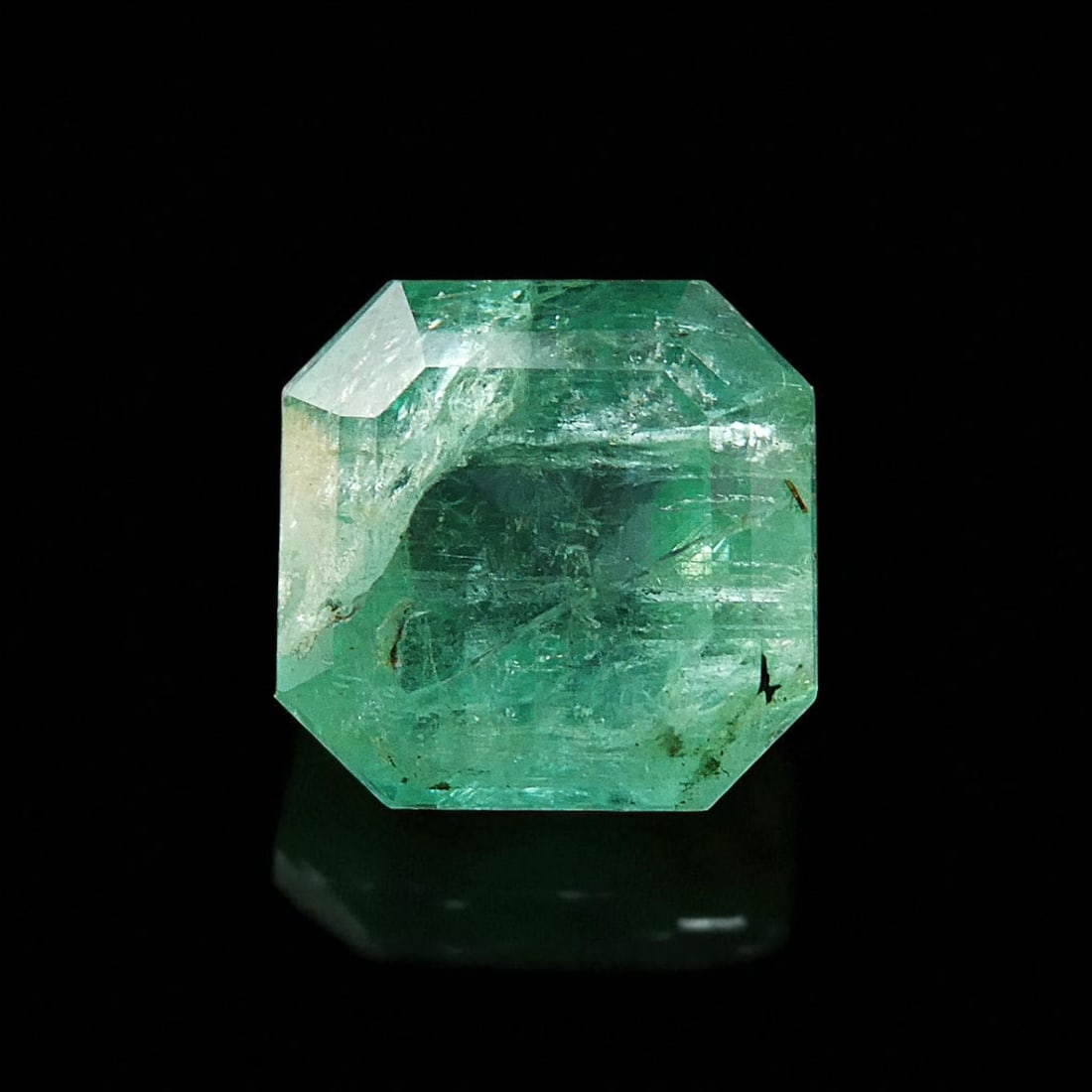 IGI 6.91ct Square-Cut Natural Emerald from Panjshir, Afghanistan: This certified natural emerald, weighing 6.91 carats, originates from the renowned Panjshir Valley in Afghanistan, a region celebrated for producing some of the world's most vivid and highly valued em