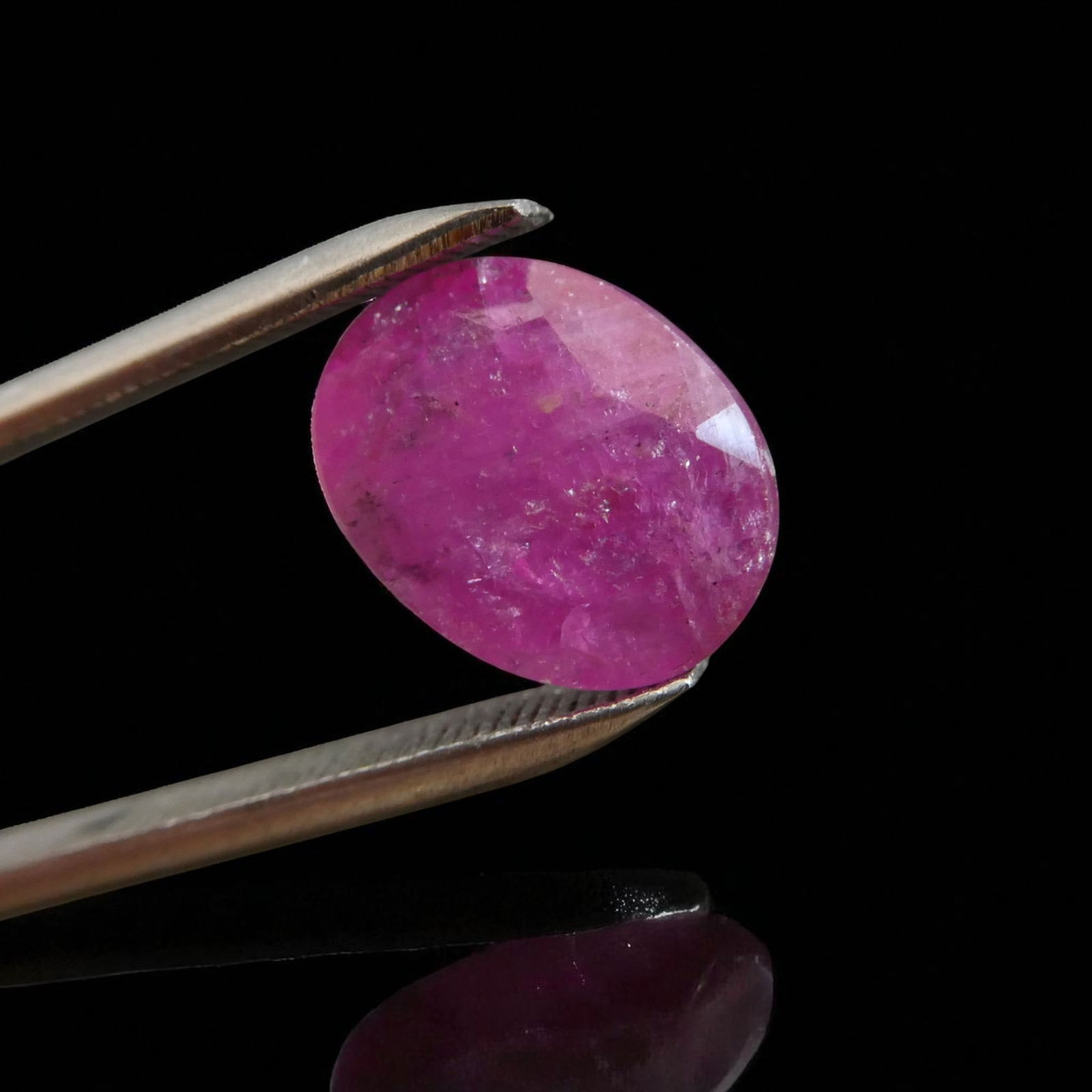 4.24 ct Natural Intense Purple-Pink Sapphire, Oval Cut, Unheated: This substantial and visually captivating 4.24 carat natural sapphire, certified by the Antwerp Laboratory for Gemstone Testing (ALGT Report No. 22178095, dated 31 August 2023), is a fine representati