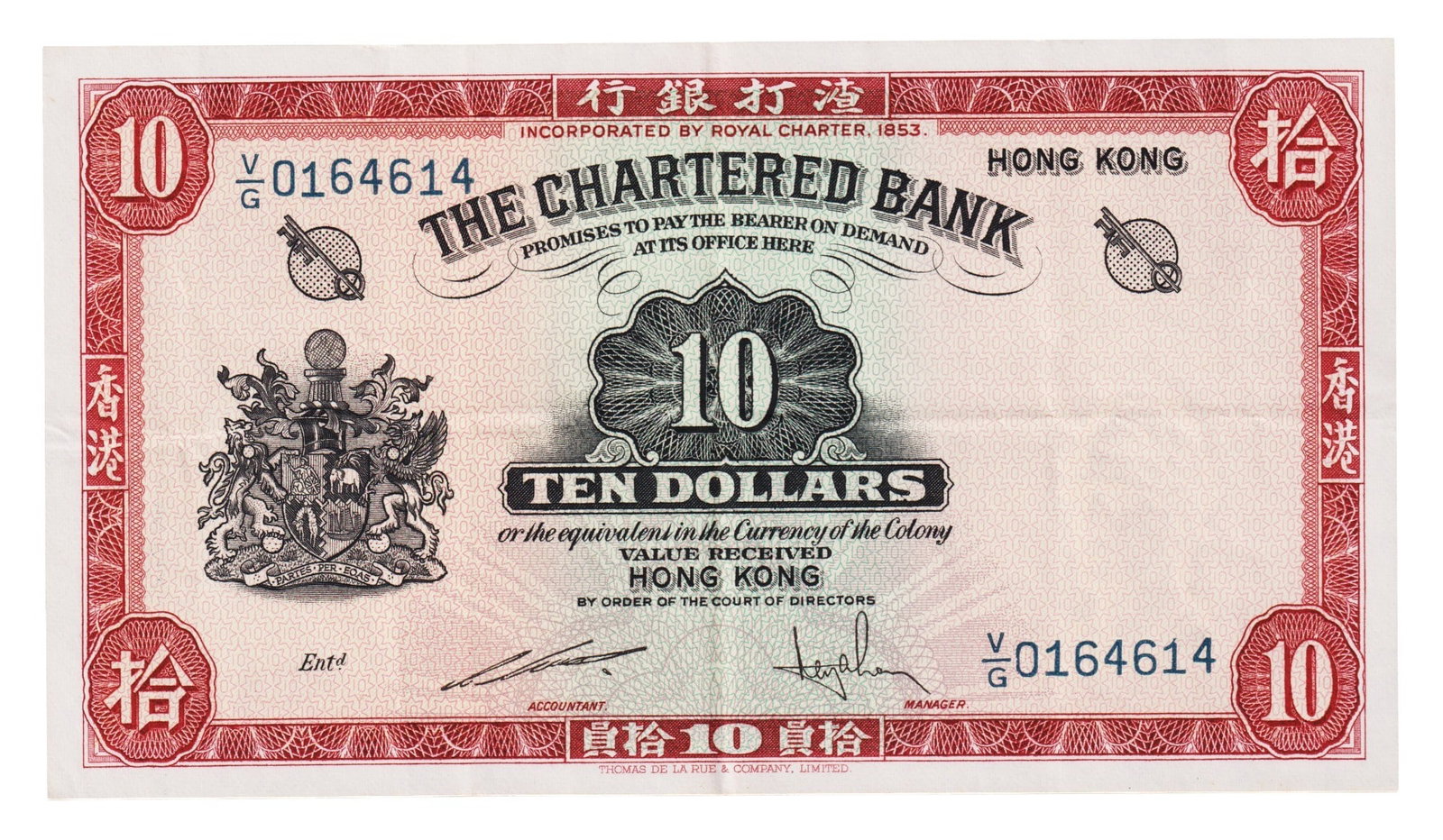 1959 Hong Kong Chartered Bank $10 Note, Red and Black, Thomas De La Rue: 1959 Hong Kong Chartered Bank $10 Note, Red and Black, Thomas De La RueBeskrivning: Issued in 1959 by The Chartered Bank, this ten-dollar note from Hong Kong represents a fascinating convergence of co