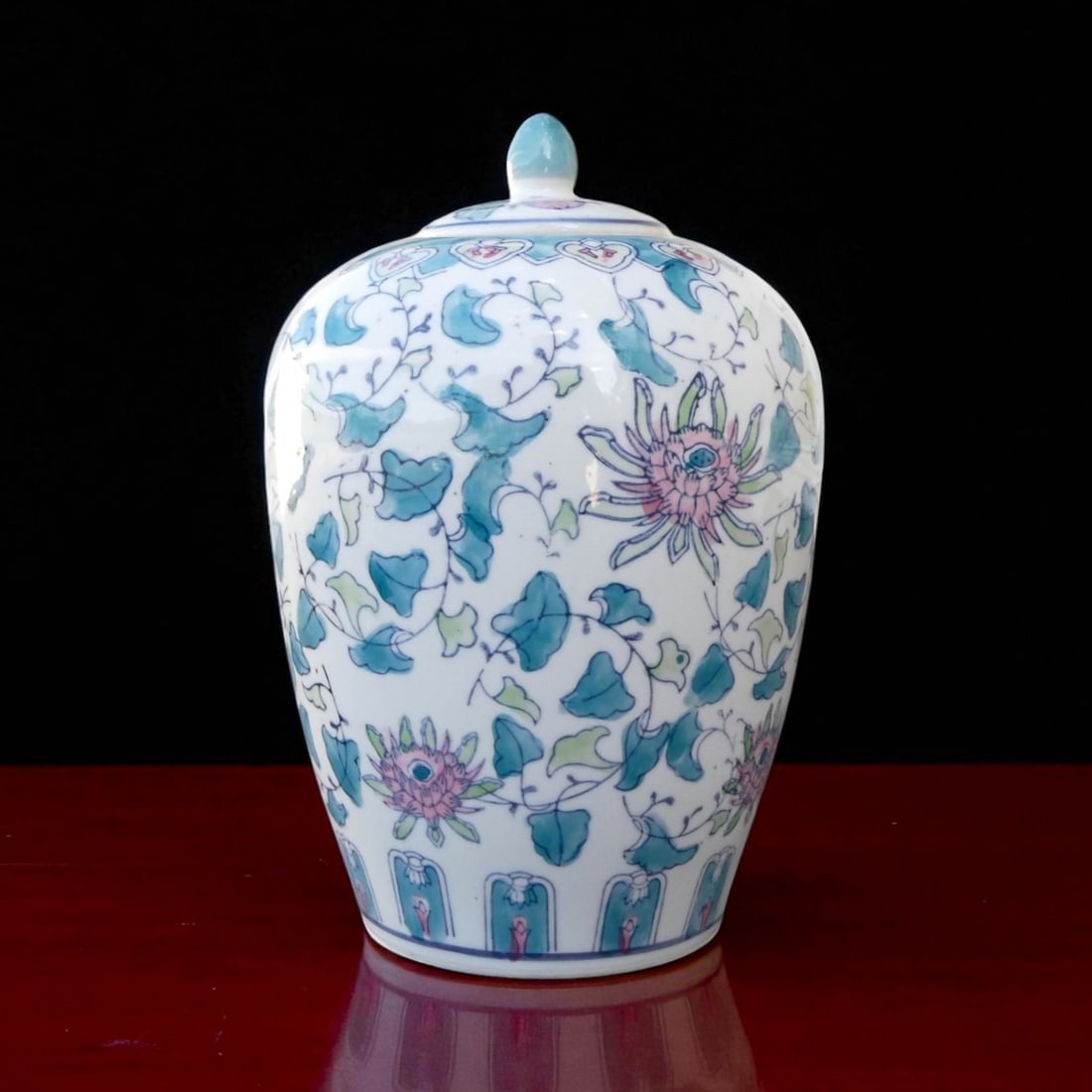 Large Chinese Porcelain Covered Jar with Floral Decoration, 20th Century: This finely painted porcelain jar with cover, dating to the 20th century, stands 24.5 cm high and 17 cm wide, weighing 398 g. The body is gracefully ovoid in form, surmounted by a domed cover with kno