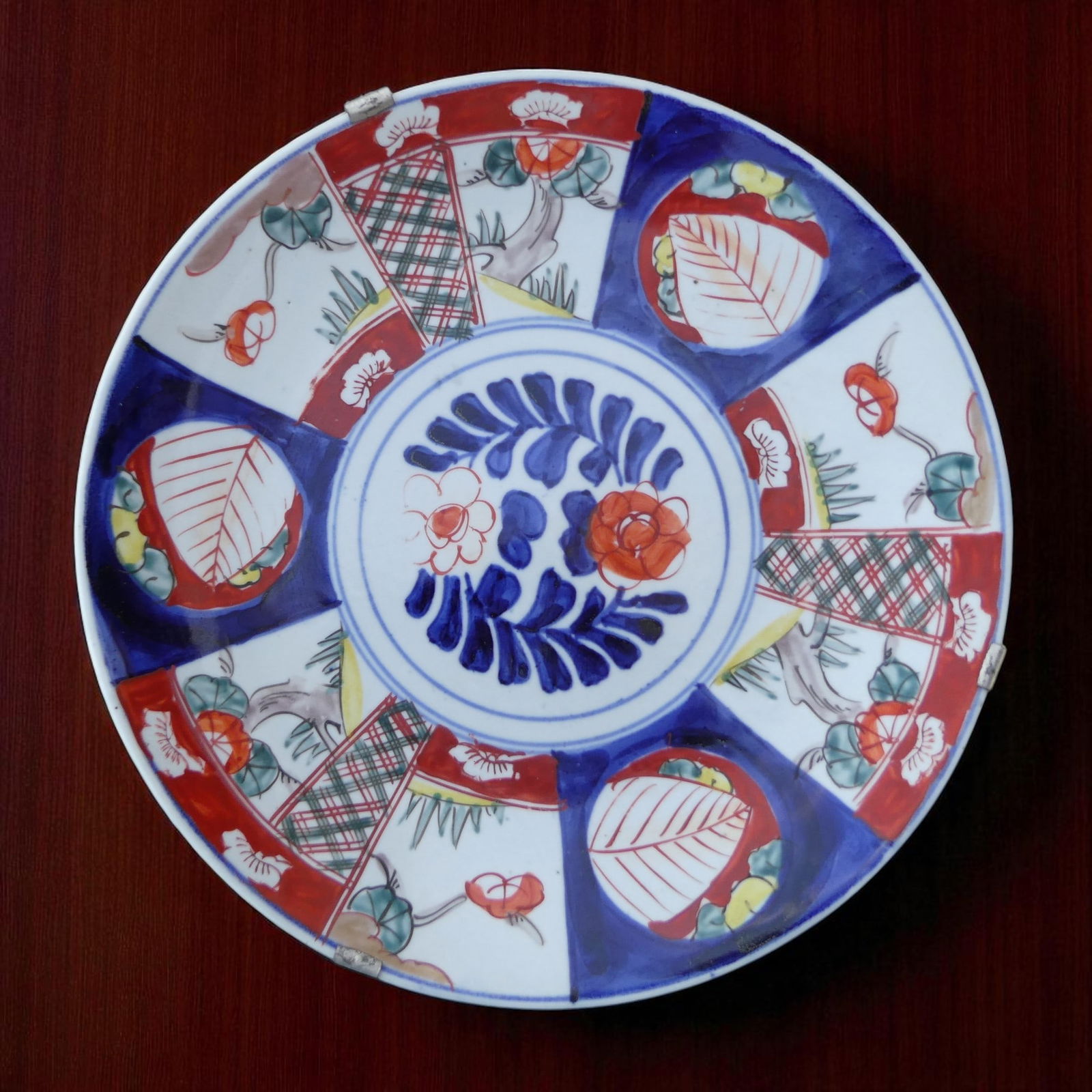 Large 31 cm Japanese Imari Charger, Edo Period, Polychrome Enamel (1 of 3)