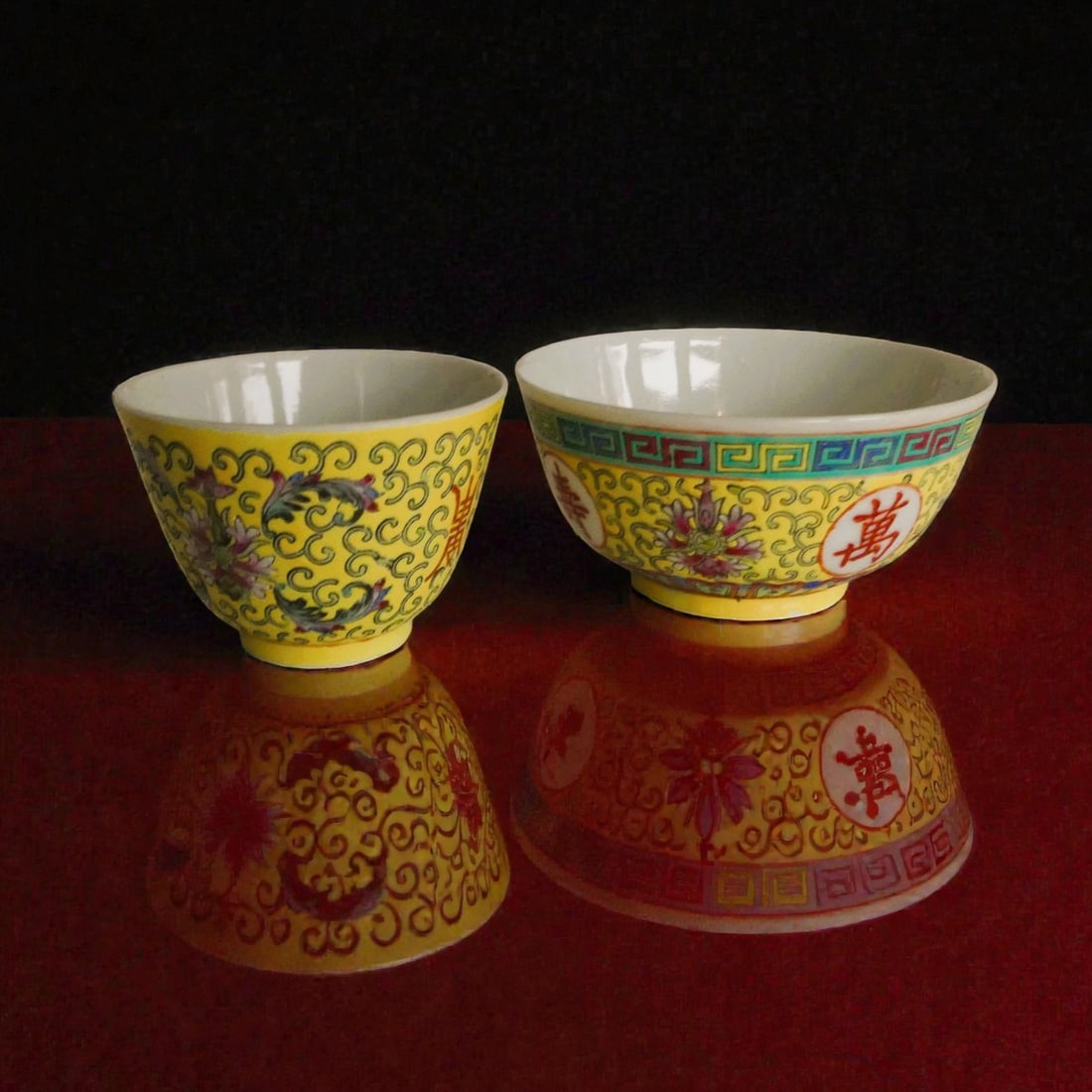 1880 China Qing Republic porcelain floral bowl hand painted: This finely made Chinese porcelain bowl was produced in China around 1880 to the early Republic period and represents the refined Jingdezhen tradition of hand painted famille rose decoration. The exte