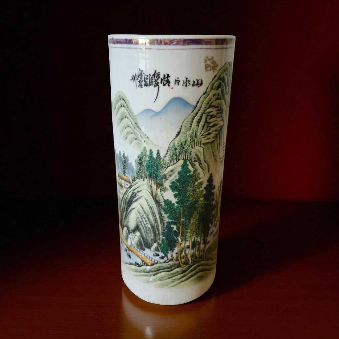 Chinese Famille Verte Cylinder Vase with Mountain Landscape, Qing Dynasty: This elegant porcelain cylinder vase, measuring 28 cm in height and 12.3 cm in diameter with a weight of 1209 g, represents the refined artistry of Qing dynasty decorative porcelain, dated circa 1800�