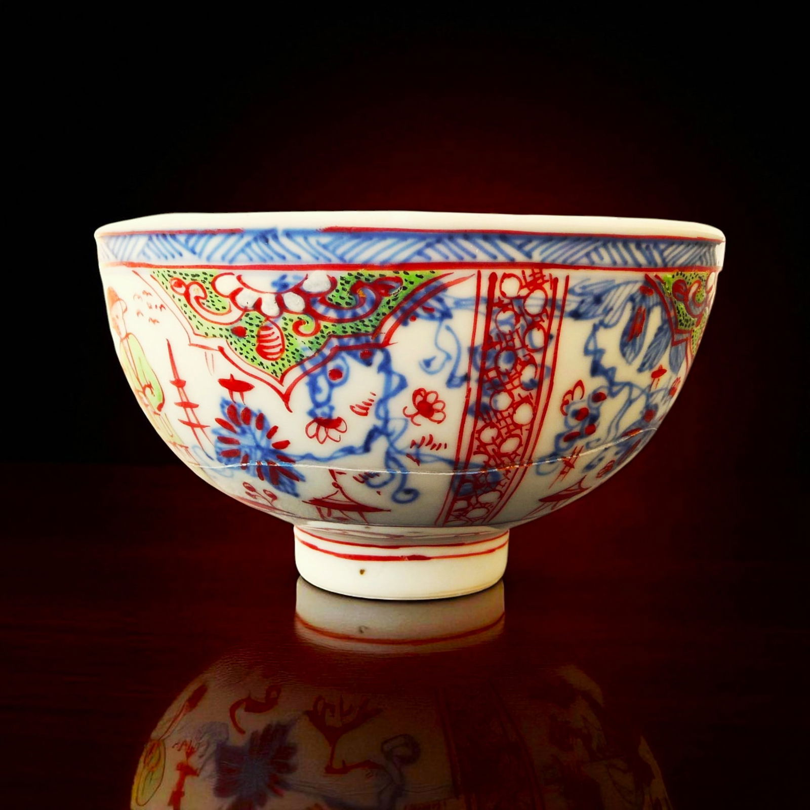 Chinese porcelain bowl with famille verte decoration, Qing dynasty, 19th century: This finely decorated porcelain bowl, weighing 66 grams and measuring 11.5 cm in diameter and 7 cm in height, exemplifies the refined artistry of Qing dynasty famille verte wares. The bowl is richly p