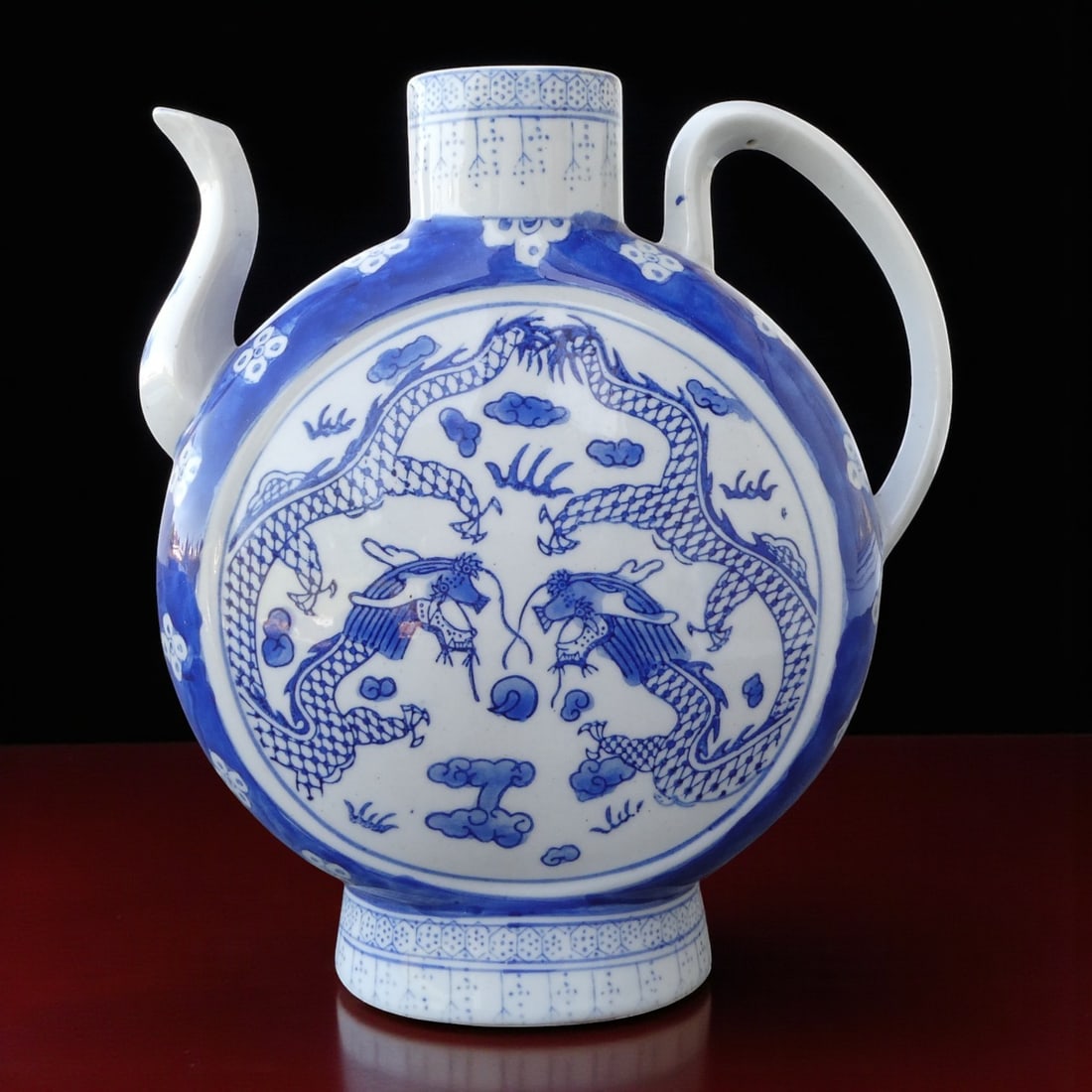 Chinese Blue and White Dragon Moonflask Jug, Qing Dynasty Style, 26 cm: This Chinese blue and white porcelain jug stands approximately 26 cm tall and takes the form of a flattened moonflask with a curved spout and looping handle, a design traditionally associated with aus