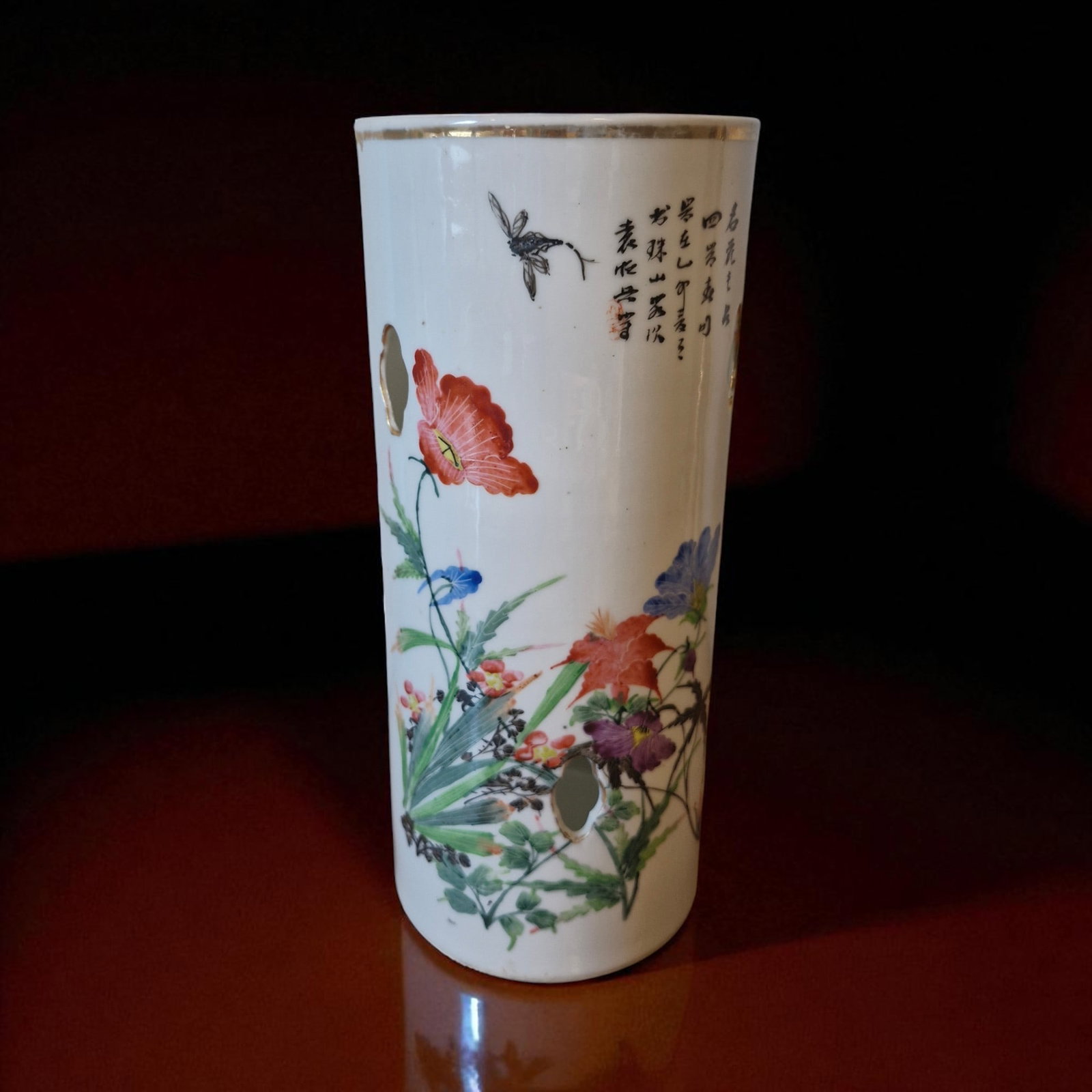 Chinese Famille Rose Reticulated Brush Pot, Republic Period (20th Century): This finely crafted Chinese porcelain brush pot, measuring 28 cm in height, 12 cm in diameter and weighing 993 g, represents the decorative elegance of the Republic period in the early 20th century. E