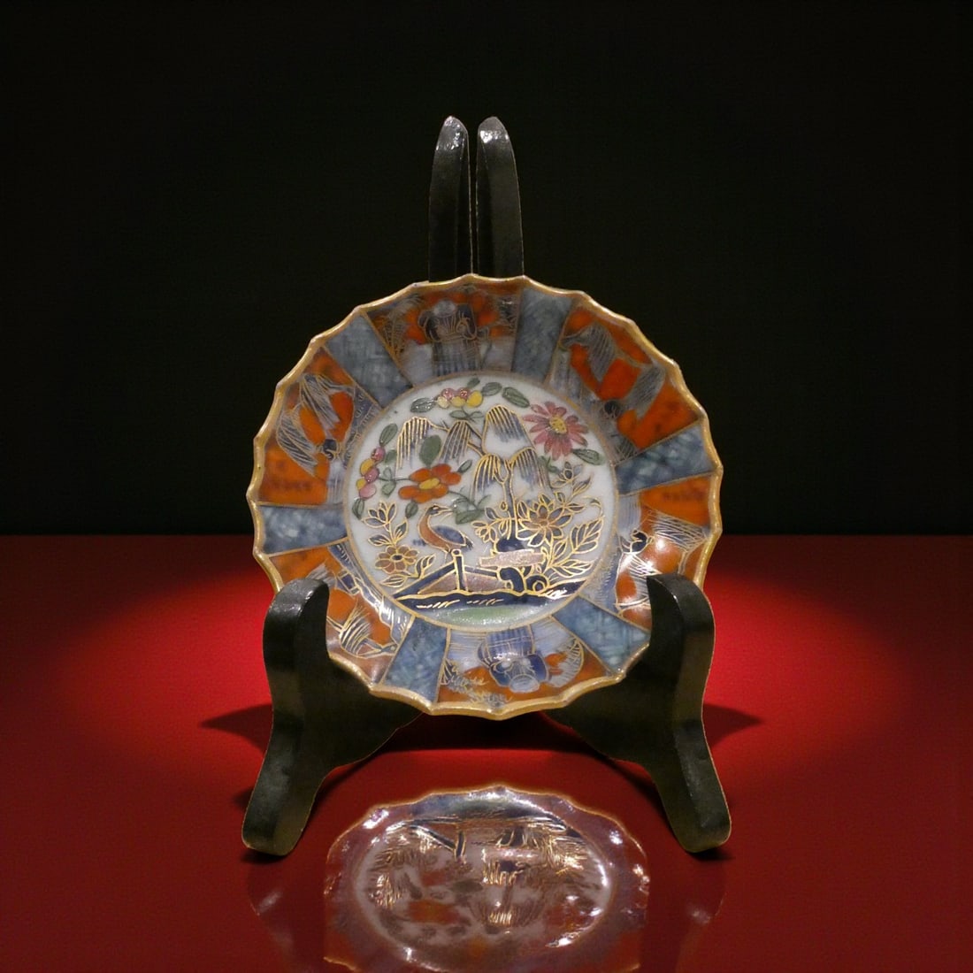 Japanese Imari Style Scalloped Porcelain Dish 19th Century: This delicate hand-painted Japanese porcelain dish, measuring approximately 10 cm across and weighing 64 grams, is formed with an attractive scalloped rim and richly decorated in the classic Imari pal