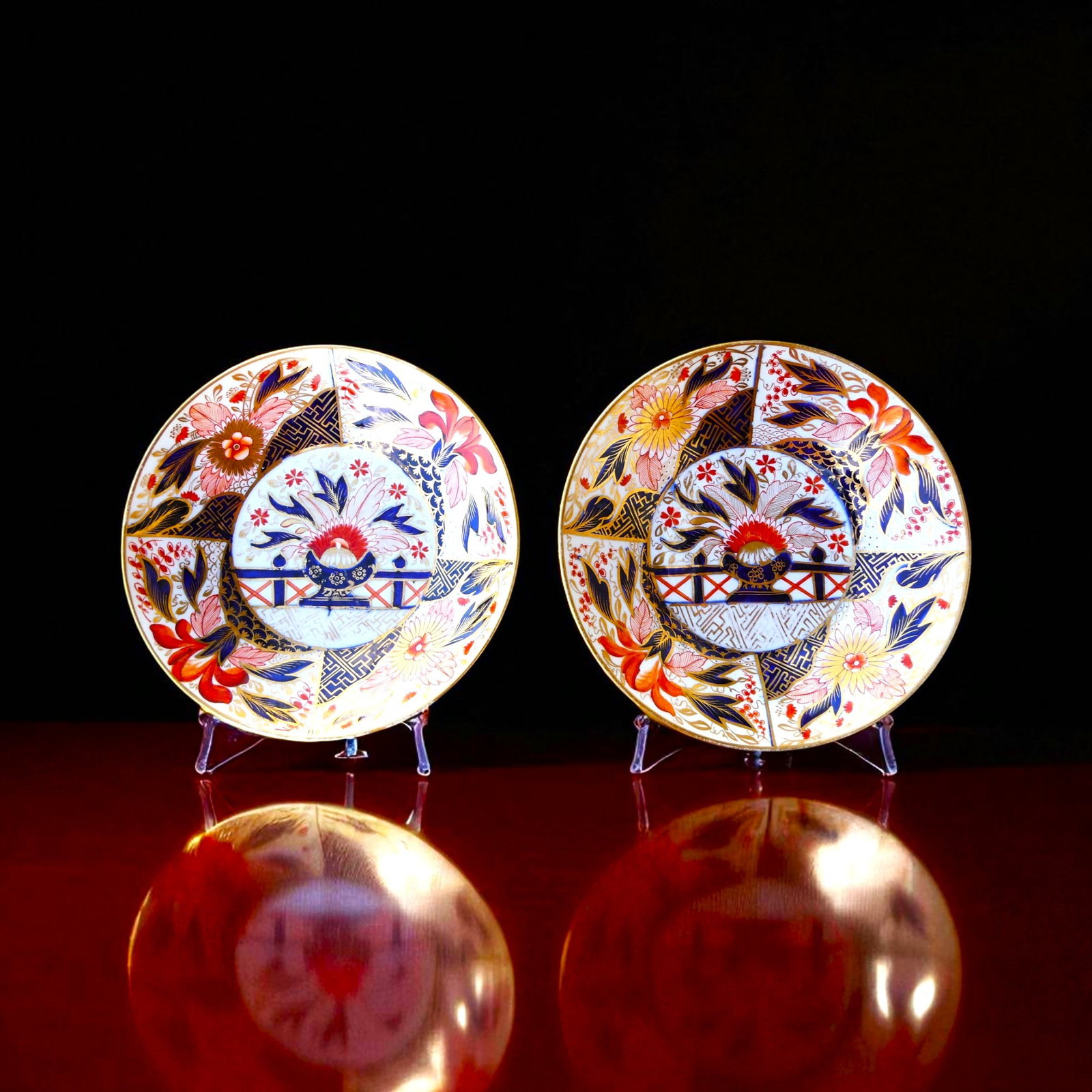 Pair of Japanese Imari Porcelain Dishes, 19th–20th Century: A charming pair of Japanese Imari porcelain dishes, dating from the late 19th to early 20th century, measuring 14 cm and 14.5 cm in diameter respectively, with a combined weight of approx. 100 g. Each