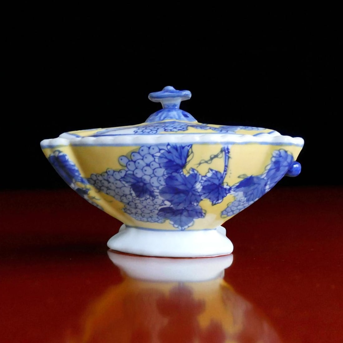 Fine Chinese Porcelain Covered Tureen with Blue Grape Vines, Qing Style: This finely crafted porcelain covered tureen, weighing 1353 grams and measuring 12 cm in height and 14.5 cm across, is an elegant example of Chinese artistry inspired by Qing dynasty decorative tradit