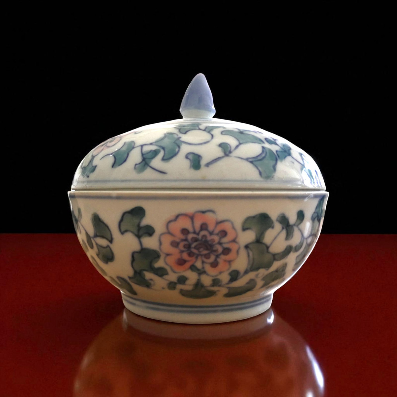 Chinese porcelain lidded bowl, floral motif, 20th century export ware: This Chinese porcelain bowl with fitted lid, dating to the mid to late 20th century, is crafted in classic export ware style and measures approximately 15 cm in width and 13 cm in height, weighing 660
