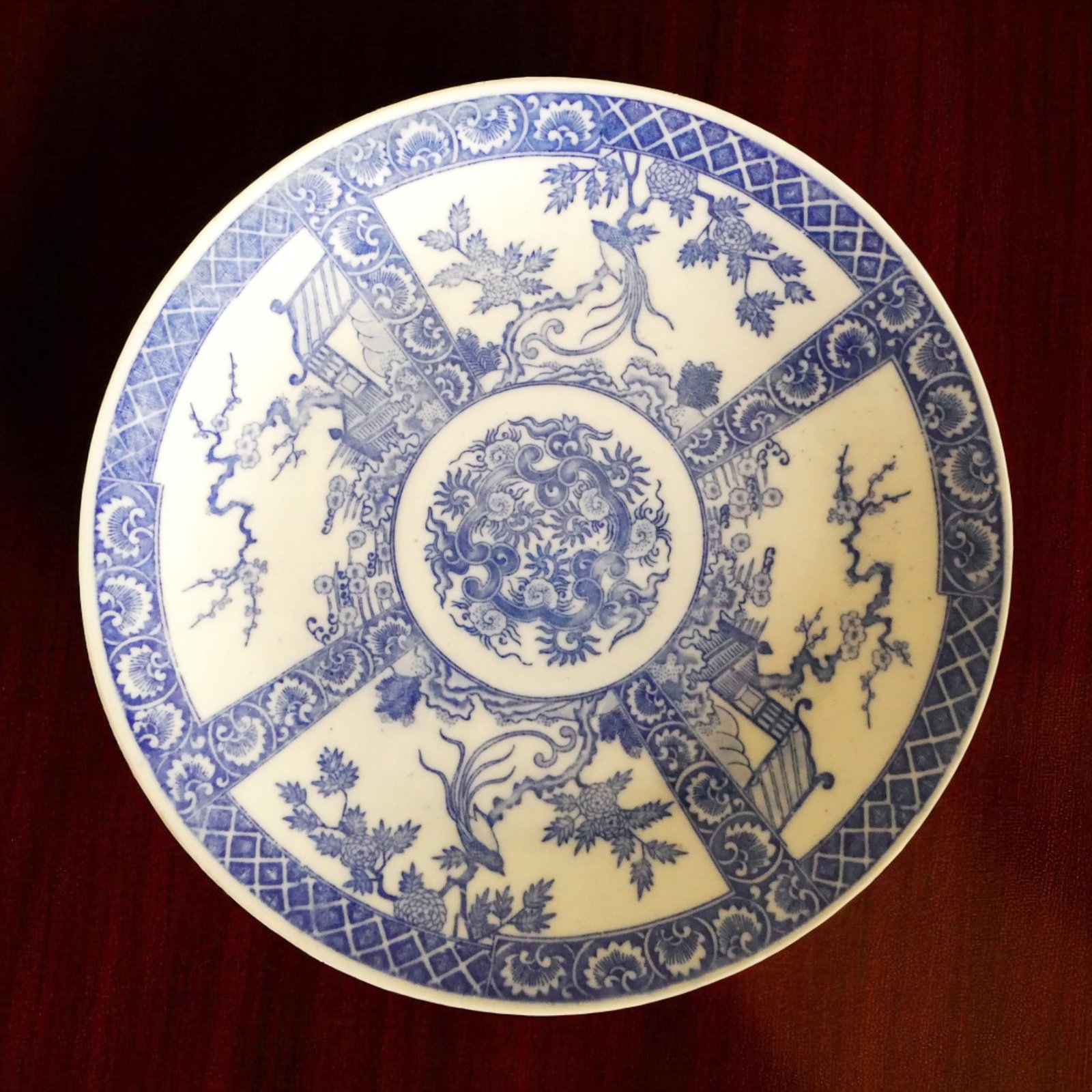 Blue and White Porcelain Charger, China, Late Qing / Republic Period: A fine blue and white porcelain charger, weighing 1096 grams, with a diameter of 29.5 cm and height of 3.5 cm, in excellent condition without cracks or chips. The charger is decorated with alternating
