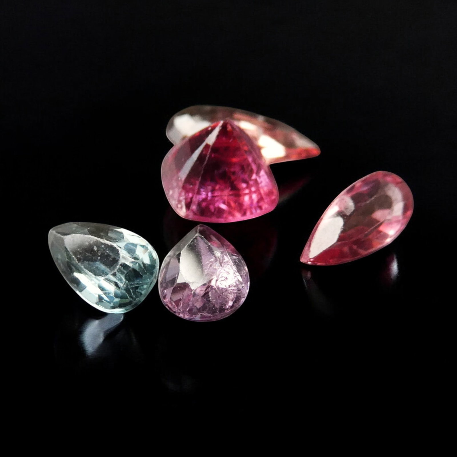 Group of 2.90 ct Unheated Burmese Spinels in Mixed Pear and Trillion Cuts: A vibrant and highly attractive group of faceted spinels originating from Burma (Myanmar), with a total combined weight of approximately 2.90 carats. These natural gemstones are offered in a range of 