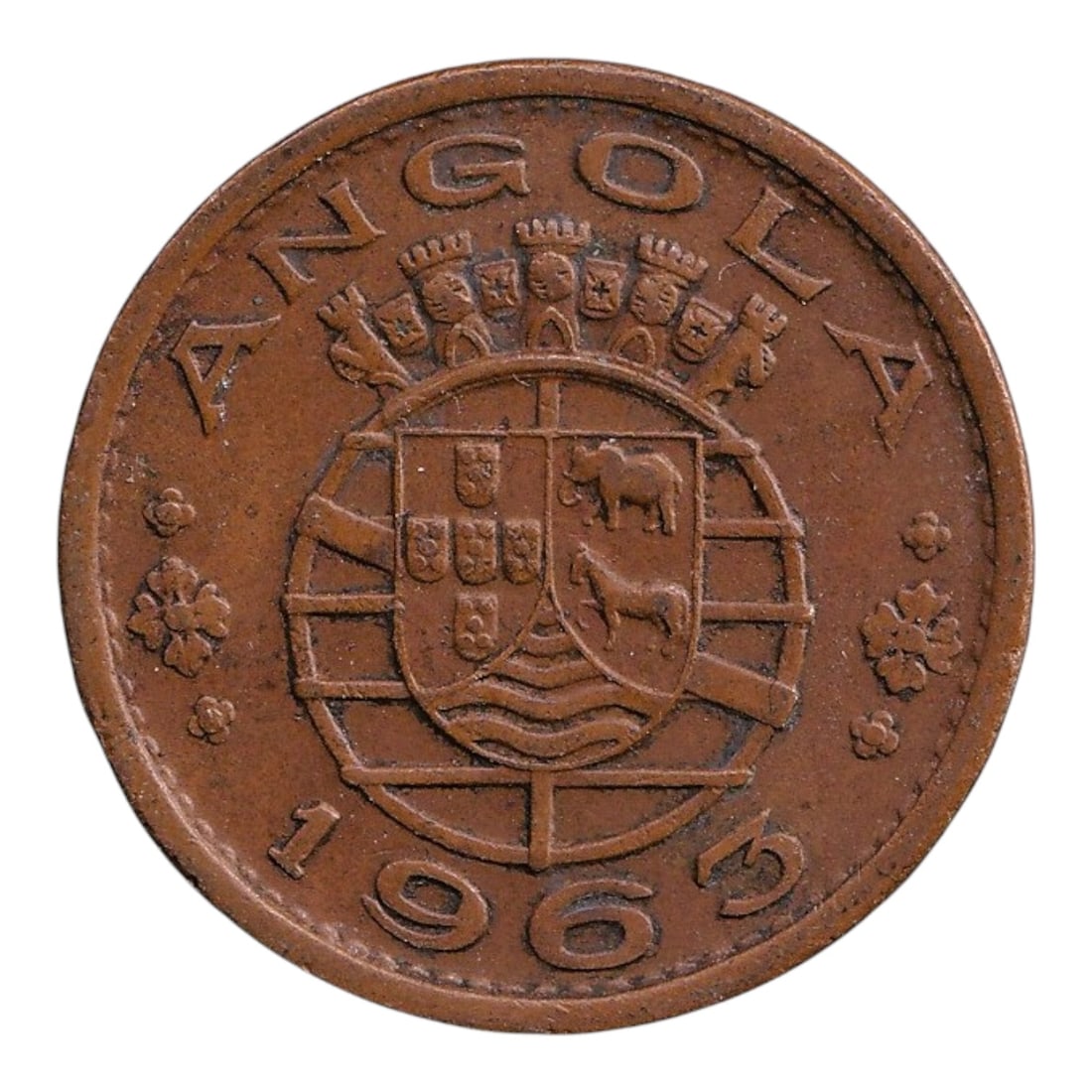 Portuguese Angola 1963 Bronze 1 Escudo Coin – Portuguese Colonial Issue: This 1963 bronze 1 Escudo coin was struck under Portuguese administration in Angola, during a period when colonial coinage reflected both metropolitan Portugal’s heraldic tradition and the economic 