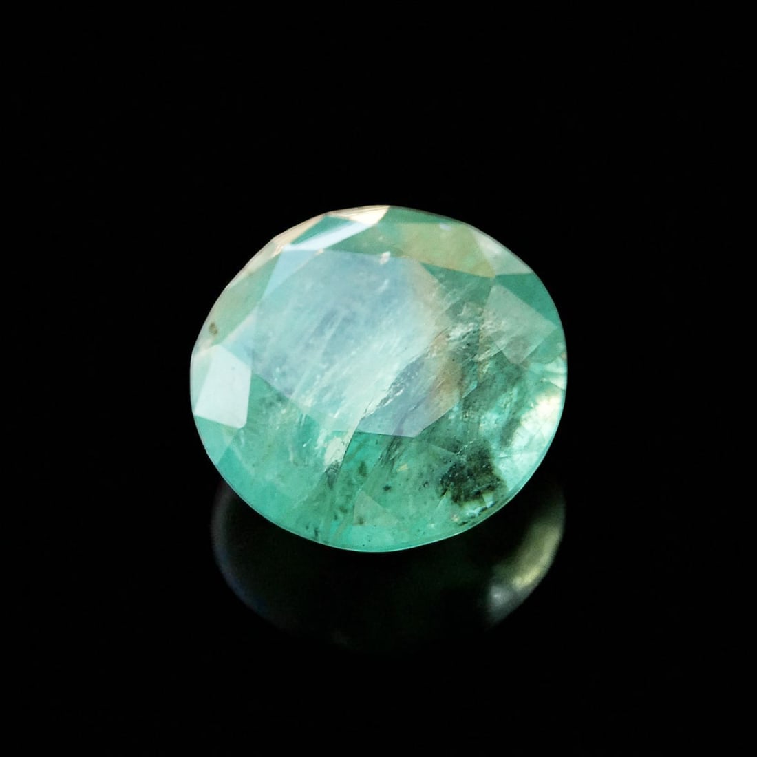 IGI certified 15.06ct Round-Cut Natural Emerald from Panjshir, Afghanistan: This impressive 15.06-carat natural emerald, certified by the International Gemological Institute (IGI Report No. 579354893 dated May 30, 2023), is a striking example of the finest gem-quality beryl f