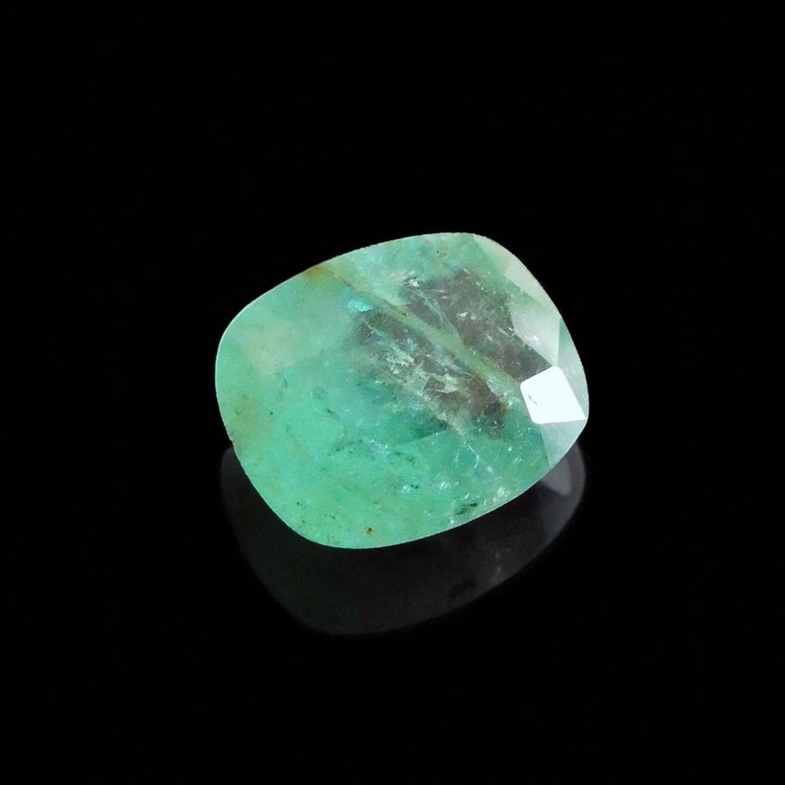 1.92 ct Cushion-Cut Natural Emerald, IGI Certified, Swat Valley, Pakistan: This fine example of a cushion-cut emerald weighing 1.92 carats originates from the renowned Swat Valley in Pakistan, a region historically celebrated for producing emeralds of exceptional character a