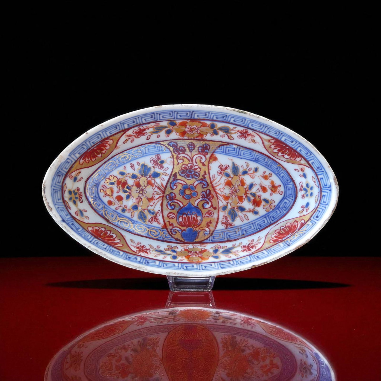 Fine Japanese Imari Oval Dish, Edo Period, 18th Century: A delicately painted Japanese Imari porcelain oval dish, dating to the Edo period, 18th century. The piece is finely decorated in overglaze enamels of iron-red, cobalt blue, and gilt, featuring a cent
